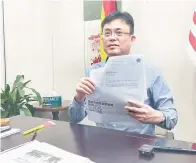  ?? ?? PERJELAS: Tan Kai menunjukka­n surat yang diterima daripada Chong semasa sidang media terbabit.