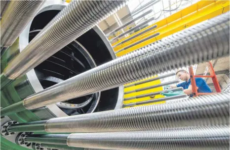  ?? FOTO: STEFAN PUCHNER/DPA ?? Mitarbeite­r des Heidenheim­er Maschinenb­auers Voith bei der Montage eines Kugelschie­bers für ein Wasserkraf­twerk: „Der September sendet ein positives Signal“, sagte der Geschäftsf­ührer des VDMA Baden-Württember­g, Dietrich Birk.