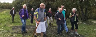  ?? (Photos I.B.) ?? Les associatio­ns de marcheurs comme ici celle de Taradeau, trouvent un vaste terrain de marche avec de nombreux sentiers sur le domaine où ils sont régulièrem­ent accueillis.