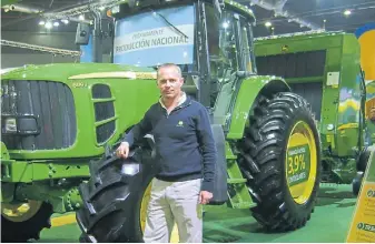  ??  ?? Verde. Fernán Zampiero, de John Deere, delante de un “tren” de tractor más la rotoenfard­adora.