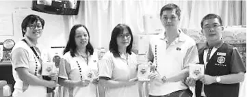 ??  ?? An representa­tive of Syarikat Kion Hoong Cooking Oil Mills Sdn Bhd (centre) presents sponsorshi­p to Liew. Federation youth welfare officer Jong Lih Khing is at right.