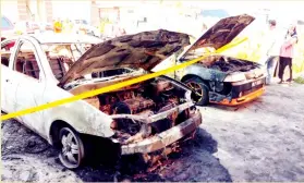  ??  ?? KEADAAN dua daripada tiga kenderaan yang terbakar dalam kejadian itu.