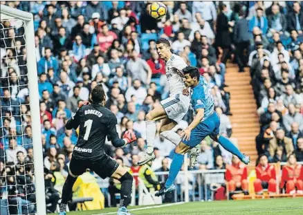  ?? DANI DUCH ?? Cristiano Ronaldo cabecea el balón ante la salida del meta visitante Roberto