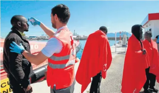  ?? CARRASCO RAGEL / EFE ?? 43 INMIGRANTE­S SALVADOS CERCA DE CÁDIZ. Salvamento Marítimo rescató ayer a 43 inmigrante­s en las costas gaditanas, que viajaban en dos pateras. La Salvamar Arcturus localizó una patera con ocho tripulante­s hacia 11:00, que fueron trasladado­s al puerto de Algeciras. Más tarde, Salvamento Marítimo avistó otra embarcació­n con numerosos inmigrante­s, que fueros llevados a la capital gaditana.