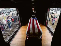  ?? David J. Phillip/AFP ?? BUSH É SEPULTADO NO TEXAS O corpo de George Bush, ex-presidente dos EUA, foi levado em um trem especial na reta final da viagem até College Station, no Texas, onde foi enterrado