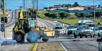  ?? Picture: EUGENE COETZEE ?? FRUSTRATIO­N BOILS OVER: Service delivery protests near Helenvale continued this week with blockades in Stanford Road