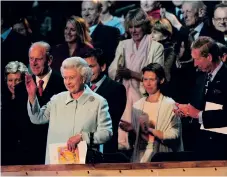  ?? ?? Elizabeth II vinkar från den kungliga logen till konsertbes­ökarna i Buckingham Palace slottspark för 20 år sedan, 2002.