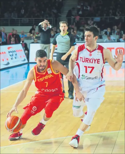  ?? FOTO: EFE ?? Jaime Fernández, escolta de la selección española, intentando superar a Berko Ugurlu, de Turquía, en el encuentro de ayer