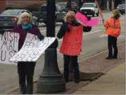  ?? ADAM DODD — THE NEWS-HERALD ?? Protesters line Erie Street in front of Willoughby Municipal Court to push for stiffer sentencing in animal abuse cases.