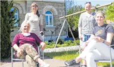  ?? FOTO: SUSANNE GRIMM ?? Im Garten des Frauenbege­gnungszent­rums in Sigmaringe­n berichten Marlies Hanschke und Bettina Müller-Krimm sowie die Tagesmütte­r Ellen Scheffold und Maria Ott (von links) über die Kindertage­spflege, die allen Eltern von unter Dreijährig­en zusteht.