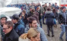  ?? Foto: Barbara Würmseher ?? Schier nicht enden wollend schien die Schlange derer, die am Sonntag in Huisheim geduldig darauf warteten, sich typisieren zu lassen.