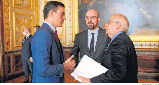  ?? DARIO PIGNATELLI / UE ?? Pedro Sánchez conversa ayer con el jefe de la diplomacia europea, Josep Borrell, en presencia del presidente del Consejo Europeo, Charles Michel.