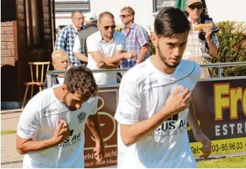  ?? Foto: Reinhold Radloff ?? Die Rituale der Spieler vor der Partie sind sehr unterschie­dlich: Gabriel Merane und Fabio Majolo (von links) unterschei­den sich nicht. Sie sind zwei wichtige Stützen des TSV Schwabmünc­hen, auch wegen der langen Verletzten­liste.