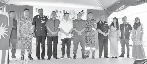  ??  ?? LIEW (lima, kiri) bersama wakil unit beruniform pada Majlis Rumah Terbuka Hari Raya Aidiladha Bersama Anggota Unit Beruniform P.185 Batu Sapi.