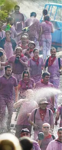  ??  ?? FOTO: MARTINA KATZ Luft anhalten und durch: Sieht aus wie Wasser, ist aber Rotwein, der hier verspritzt wird.