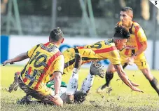  ??  ?? (1) El Pitbull Jorge Claros intenta cabecear una pelota que iba con dirección a Júnior Lacayo. (2) El Chino López se mete al área. (3) Aparatosa caída de un jugador verde en el Yankel Rosenthal.