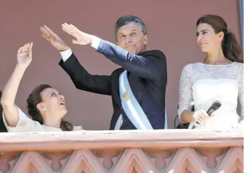  ?? AP ?? Cumbia y poder. Gabriela Michetti y Mauricio Macri festejan al ritmo de Gilda.