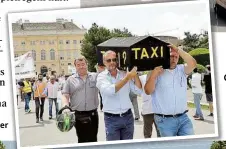  ??  ?? Der Protest- Konvoi fuhr durch die Stadt. Ziel der Aktion: Uber solle sich an die Gesetze halten, wie es heißt. Einige Taxler trugen sogar einen Sarg durch die Gegend. An dem Protest nahmen etwa 2000 Lenker teil.