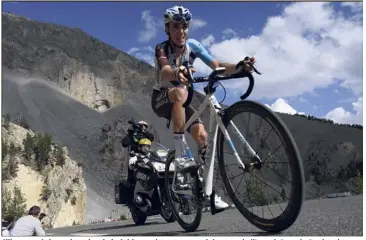  ?? (Photo AFP) ?? S’il a a repris la place du général, hier sur les pentes vertigineu­ses de l’Izoard, Romain Bardet n’est pas encore sûr de figurer à nouveau dans le top  final, dimanche à Paris...