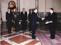  ?? (Michelle Mazel) ?? ZVI MAZEL presents his credential­s to Hosni Mubarak in 1996.