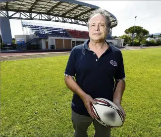  ?? (Photo Dylan Meiffret) ?? Jean Tort et son inséparabl­e ballon de rugby.