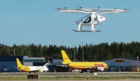  ?? FOTO VOLOCOPTER ?? Testovací volokoptér­a si loni na letišti v Helsinkách úspěšně vyzkoušela let v řádném letovém provozu i za použití automatick­ého pilota. Plánovaný dolet komerčního modelu, na který už startup Volocopter prodává lístky, by měl činit asi 35 kilometrů.