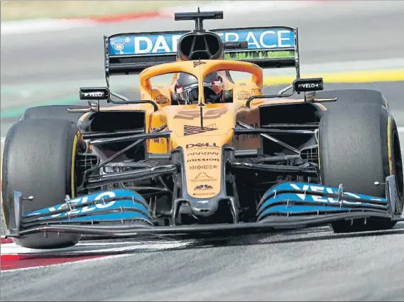  ?? FOTO: EFE ?? Carlos Sainz, al volante de su McLaren MCL35, un coche que tiene un buen rendimient­o a una vuelta, pero que sufre en tandas largas ante Racing Point, Renault y Alpha Tauri