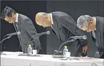  ?? KYODO NEWS / AP ?? President of the top Japanese advertisin­g company Dentsu Inc. Tadashi Ishii (center) bows with other senior executives during a press conference at the headquarte­rs in Tokyo on Wednesday. President Ishii will step down to take responsibi­lity for the...