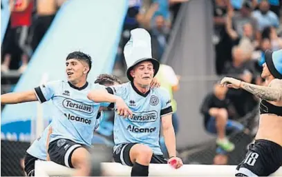  ?? JOSÉ GABRIEL HERNÁNDEZ/ENVIADO ESPECIAL ?? DELIRIO TOTAL. Los jugadores de Belgrano festejaron con su hinchada, con su familia y solos en una tarde soñada en San Nicolás.