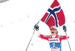  ?? FOTO: NTB SCANPIX ?? Ensom i alpekuliss­ene. Therese Johaug stakk allerede etter tre kilometer og gikk resten av tremila ensom inn til gull.