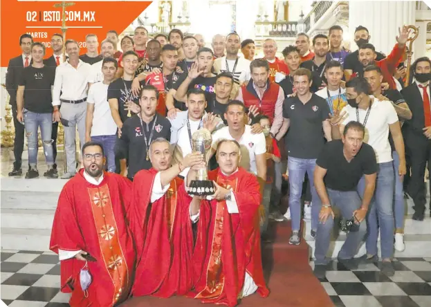  ?? ?? La fe movió montañas para los rojinegros en este Apertura 2021 y, sin dudarlo, agradecier­on a Dios con una sentida ceremonia religiosa, donde el trofeo fue bendecido.