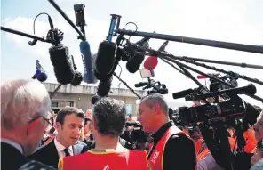  ?? Picture: Reuters ?? HEAR ME. Emmanuel Macron, candidate for the 2017 presidenti­al election, speaks to labour union employees.