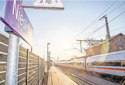  ?? FOTO: ANDRÉ SCHULZE ?? Vor drei Jahren stand schon mal kurz ein ICE am Bahnhof in Niesky. Doch die Bahnsteige sind für solche Züge viel zu kurz.