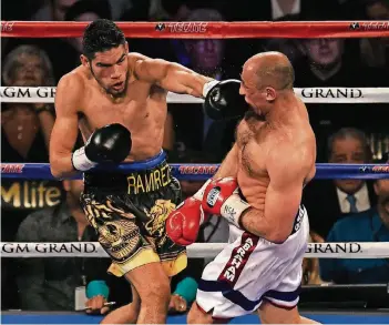  ?? FOTO: DPA ?? Rumms! Der Mexikaner Gilberto Ramirez trifft Arthur Abraham.