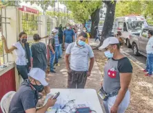  ?? JUAN MIGUEL PEÑA ?? Fila para toma de muestras PCR frente a la sede del PRSC.