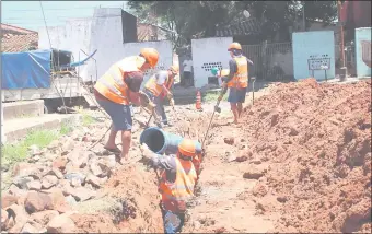  ??  ?? Operarios cambian tuberías por otras de mayor diámetro, en Bº Tacumbú. Deben ser sustituida­s las cañerías en todos los barrios donde hay poca presión (foto gentileza Essap).