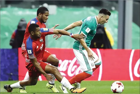  ?? JOSE MENDEZ/EPA ?? LOLOS: Pemain Meksiko Hector Herrera (kanan) diganggu pemain Panama Anibal Cesis saat pertanding­an kualifikas­i Piala Dunia 2018 di Mexico City kemarin WIB.