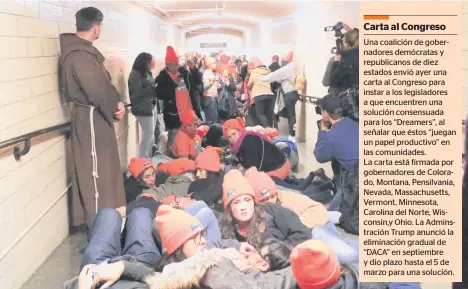  ?? FOTOS MARÍA PEÑA/IMPREMEDIA ?? Activistas y Soñadores se tiran al piso en uno de los túneles del Capitolio.