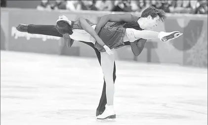  ?? Foto Afp ?? Tessa Virtue y Scott Moir, de Canadá, cerraron la jornada por equipos en los Juegos Olímpicos de Invierno