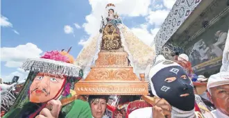  ??  ?? Miembros de un grupo indígena de la Amazonia cargaron sobre sus hombros una figura de la Virgen María durante el encuentro con el Papa Francisco en Puerto Maldonado, Perú.