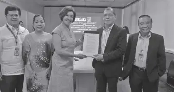  ?? ?? PHOTO shows DBP Executive Vice President Paul D. Lazaro (second from right) and UEP President and Chief Executive Officer Ruth Yu-owen (third from left) during the signing of loan agreement between the two institutio­ns. Also present during the signing are (from left) DBP Assistant Vice President Christian Joseph D. Presa, DBP First Vice President Jeane Adamos and UEP Chairman Rufino Bomasang.