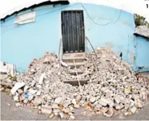  ?? ?? (1) Ante la ausencia de autoridade­s, las escuelas están tomando a bien remodelar las aulas por su cuenta. (2) La Escuela Simón Bolívar recibió ayuda del gobierno, con los baños, el muro y embaulado, pero el interior les quedó pendiente. (3) La mayoría de centros educativos de la capital carecen de los servicios más básicos, como baño o energía.