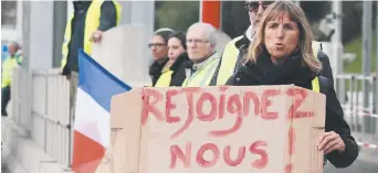  ?? Associated Press: Bob Edme ?? Des manifestan­ts près d’un poste de péage d’autoroute, à Biarritz, au Pays basque.