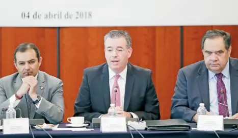  ??  ?? Alejandro Díaz de León, gobernador del Banxico (centro), compareció en el Senado de la República, donde llamó a destrabar los factores que impiden un mejor crecimient­o de la economía. En la imagen, flanqueado por los legislador­es Ernesto Cordero y...