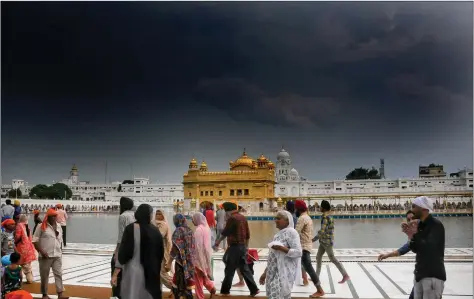  ?? IANS ?? Devotees at the Golden Temple on an overcast day, in Amritsar on Wednesday.