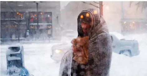  ?? FOTO: GETTY IMAGES/AFP ?? Fest in eine Decke eingehüllt versucht dieser Obdachlose in Boston, sich irgendw ie gegen die K ältew elle zu schützen.