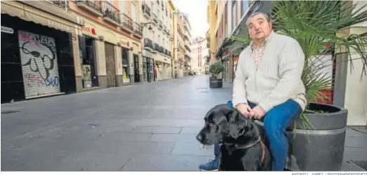  ?? ANTONIO L. JUÁREZ / PHOTOGRAPH­ERSSPORTS ?? Antonio Callejas posa junto a su perro guía, apodado cariñosame­nte ‘Ricky’, en el céntrico barrio granadino de la Magdalena.