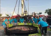  ?? (Photo A.B.) ?? Les pêcheurs de Sanary en pleine préparatio­n.