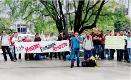  ?? FOTO CAMILO TRUJILLO ?? 80 mineros informales de San Roque protestaro­n ayer en Medellín afuera de la sede de Anglo Gold Ashanti.