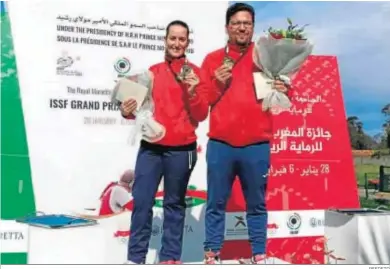  ?? RFEDETO ?? La tiradora baenense Fátima Gálvez posa junto a su compañero Alberto Fernández en el podio de Rabat.